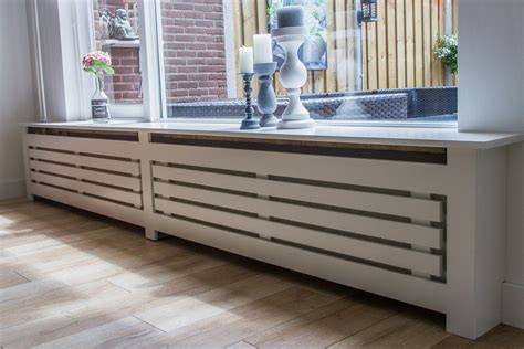 Illustratieve afbeelding van een kant-en-klare radiatorombouw met zijpanelen