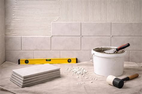 Infographic: materialen en gereedschappen voor badkamer betegelen