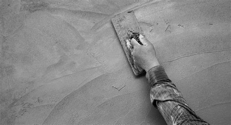Gereedschap voor plafond stucen: spaan, afrijlat, spons