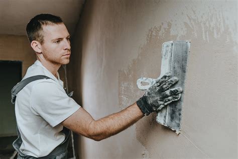 Stukadoor die professioneel spachtelputz aanbrengt