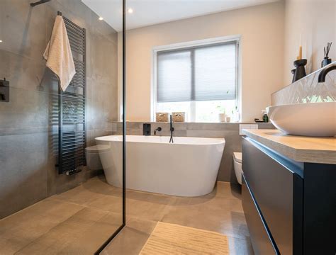 Een stijlvolle badkamer met een infraroodspiegel, een handdoekradiator en een infraroodpaneel aan de muur.