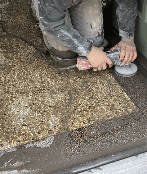 Illustratie van de verschillende stappen van het polijsten van een granito vloer met diamant schijven.