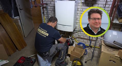 Foto van een vakman die sanitair installeert