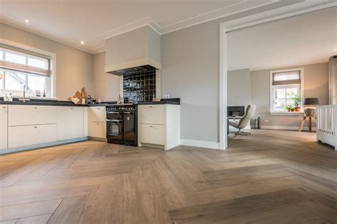 keuken met keramische betonlook vloer en witte plinten