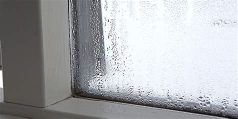 Schema dat de verschillende oorzaken van condensatie in een badkamer weergeeft, zoals ventilatie, temperatuurverschillen en vochtbronnen.