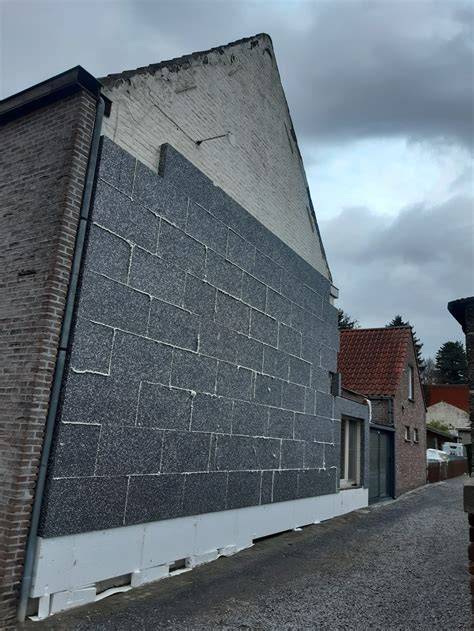Voor-en-na gevelrenovatie met crepi en steenstrips