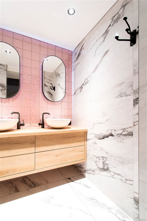Moderne badkamer met roze metro-tegels gecombineerd met marmerlook accenten