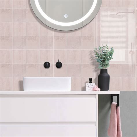 Voorbeeld van vierkante roze wandtegels, ideaal voor een snelle make-over