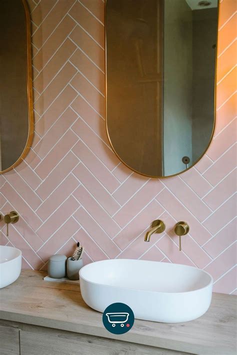 Stijlvolle badkamer met roze wandtegels en gouden accenten
