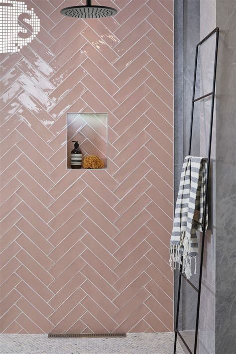 Close-up van roze visgraat tegels, diepte en textuur tonend