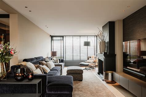 Voorbeeld van een woonkamer met behang met subtiele stippen