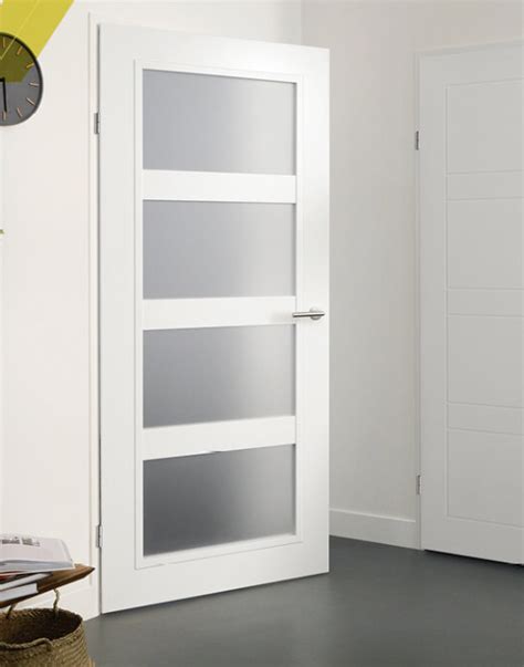 Voorbeelden van verschillende soorten glas in binnendeuren: blankglas, matglas, facetglas en glas-in-lood