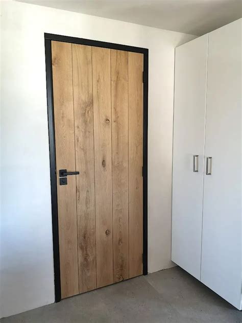 Voorbeeld van een zwarte binnendeur met een industriële uitstraling