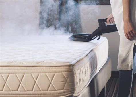 Illustratie van een stoomreiniger die een matras reinigt