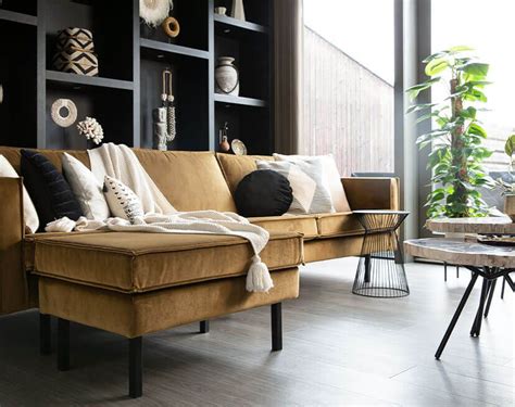 Zwart-wit interieur met houten accenten en gouden details