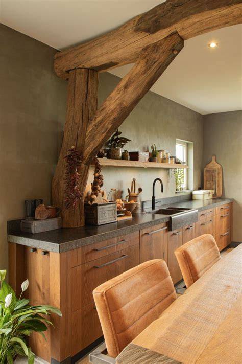 Toscaans uitgeruste keuken met houten balken en terracotta vloeren