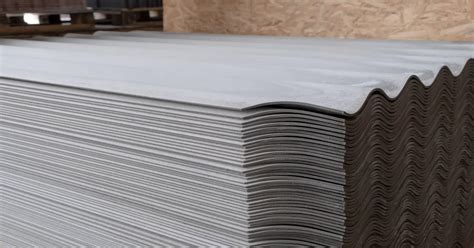 Detailfoto van de vezelstructuur van een asbesthoudende golfplaat