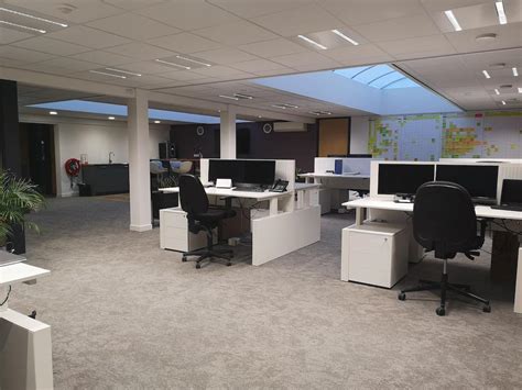 Illustratie van een kantoorpand met nieuwe gipsplaten scheidingswanden