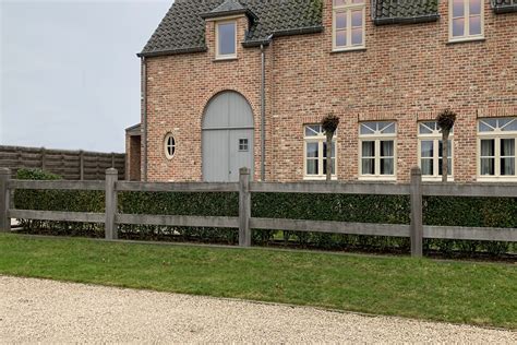Voorbeeld van een passende erfafscheiding binnen een beschermd stadsgezicht.