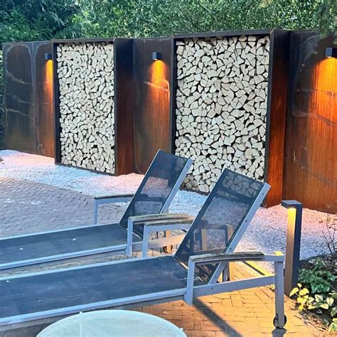 Schematische weergave van een cortenstaal tuinafscheiding met geïntegreerde houtopslag en haard, inclusief afmetingen