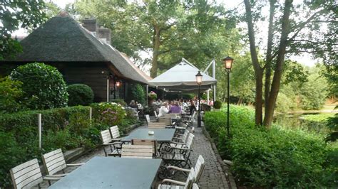 schilderachtige vijver bij restaurant Rust Wat