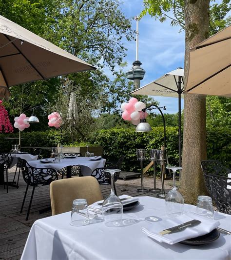 interieurfoto van restaurant Rust Wat met uitzicht op de vijver