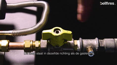Schematische weergave van een veilige gasaansluiting met zichtbare gaskraan en RVS gasslang onder het aanrecht