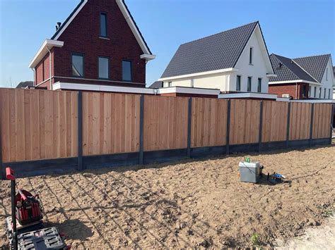 Illustratie die het verschil toont tussen een schutting op eigen grond en op de erfgrens, met nadruk op overleg met buren.