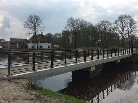 Afbeelding: Voorbeeld van een stalborstelinzet op een betonnen stalvloer