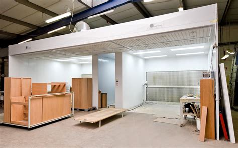 Foto van een moderne spuitcabine voor auto's.