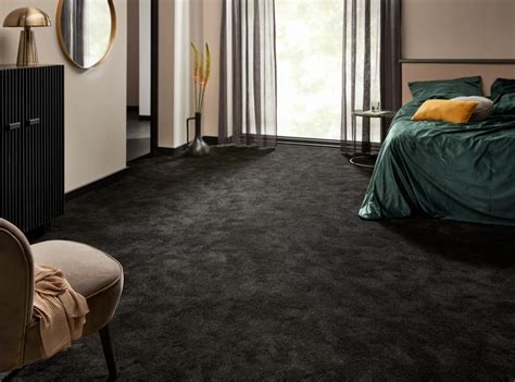 Voorbeeld van een hoogpolig tapijt in een slaapkamer