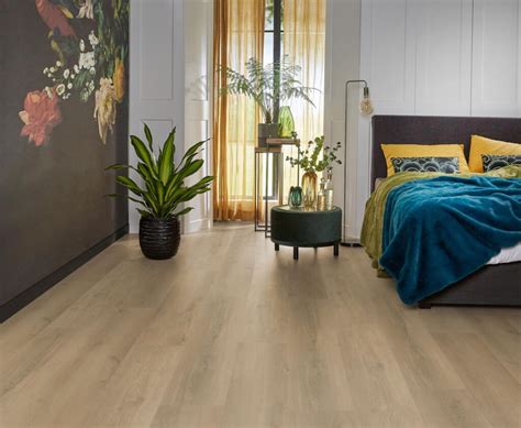 Voorbeeld van een PVC vloer met houtlook in een moderne slaapkamer
