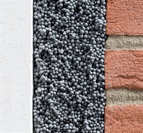 Illustratie van EPS-parels die in een spouwmuur worden geblazen.