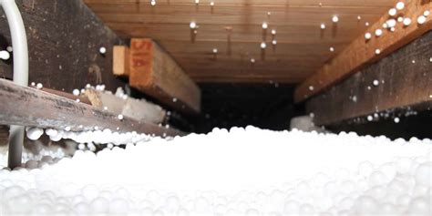 Detailfoto van EPS-parels die los in een kruipruimte zijn geblazen als bodemisolatie.