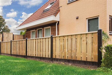 Infographic: Bouwstenen van een hout-beton schutting (palen, onderplaat, schermen)
