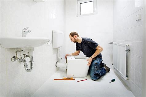 Loodgieter die aan een toilet werkt