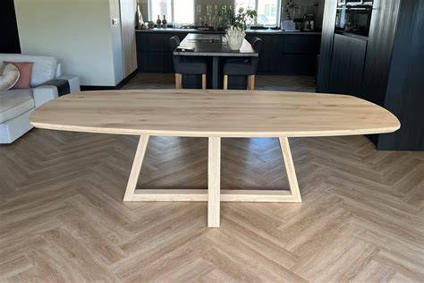Kalkverf op een eiken tafelblad met licht gevlekt patroon