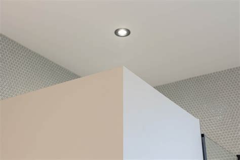 Illustratie van een naadloos ingebouwde trimless spot in een gestuct plafond