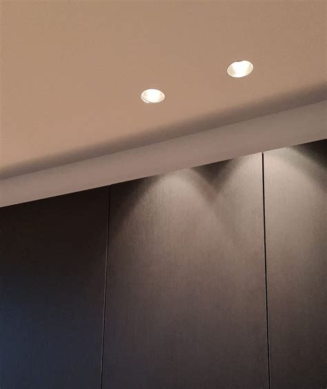 Vergelijking van gipsen en aluminium trimless inbouwspots met hun kenmerken