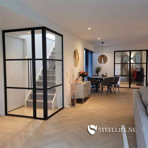 Metallook tegelvoorbeelden in een eigentijds interieur