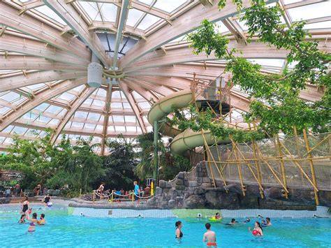 Impressie van de vernieuwde Aqua Mundo koepel en de bouwactiviteiten bij De Huttenheugte