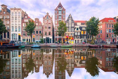 Afbeelding: verschillende gevelstijlen aan de Amsterdamse grachten