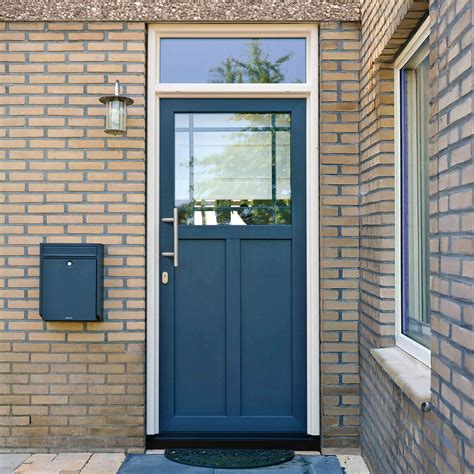 Schematische weergave van een stalen voordeur met kozijn, met nadruk op isolatielagen en brandwerendheid.