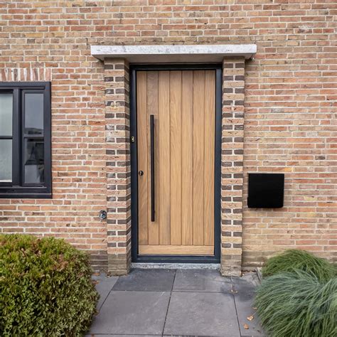 Illustratie van de verschillende onderhoudsstappen voor een houten voordeur.