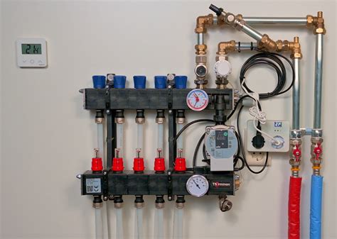 verdeler en aansluitingen vloerverwarming met labels
