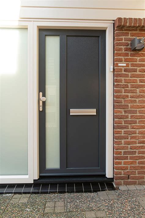 Een bruidegom die nerveus wacht voor de voordeur van zijn ouderlijk huis, met een zonnestraal die door de deuropening schijnt.