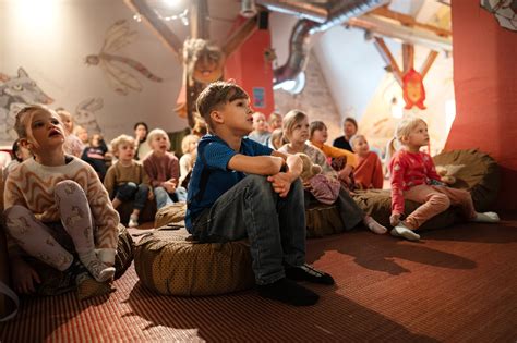 Een bruidsfotograaf die aandachtig de omgeving observeert, op zoek naar het perfecte licht.