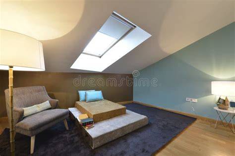 Leeshoek onder schuine wand met verstelbare lamp