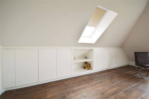 Stofbedhemel onder schuine wand