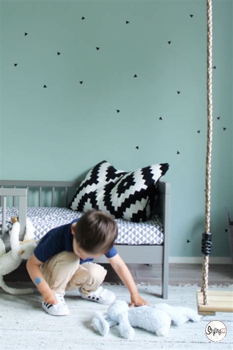 Een artistieke weergave van een kinderkamer met het zebra-behang, waar kinderen spelen en dromen.